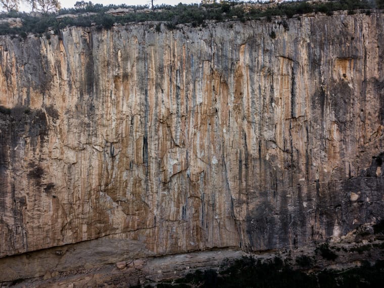 pared blanca wall in chulilla spain